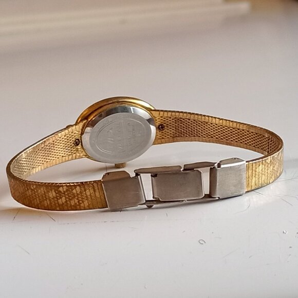 Vintage Timex Diamond Gold Metal Band Ladies Watch Classic Dainty - Picture 6 of 6